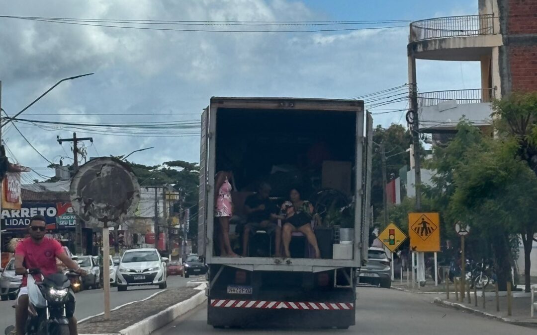 🚨 Flagrante de imprudência na BR-222 em Itapecuru Mirim: caminhão transporta pessoas no compartimento de carga