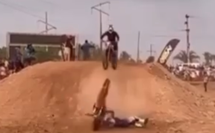 Igarapé do Meio (MA): Piloto sofre acidente impressionante em prova de motocross.