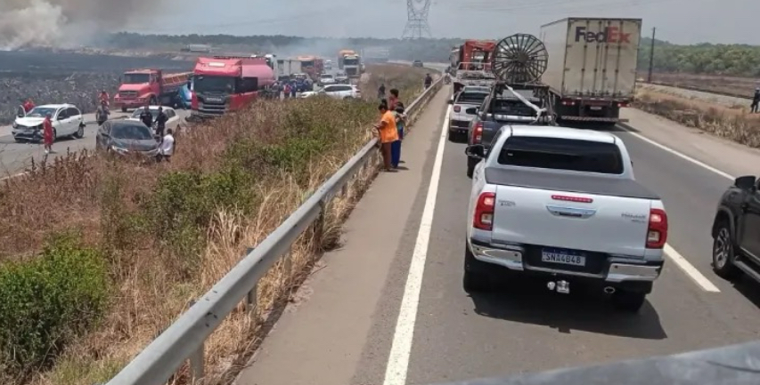 Engavetamento com vários veículos bloqueia trecho da BR-135 no Campo de Perizes.