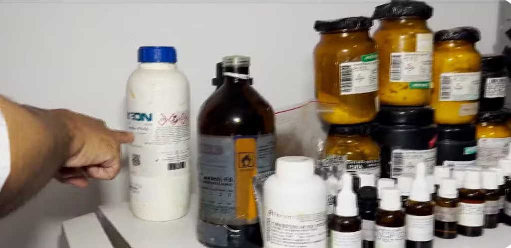 Itapecuru-Mirim: Perícia analisa substâncias apreendidas em laboratório farmacêutico clandestino fechado no município.