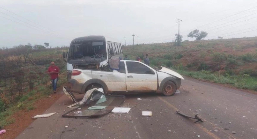Colisão entre ônibus e picape mata pai, mãe e filha na BR-330, em Balsas