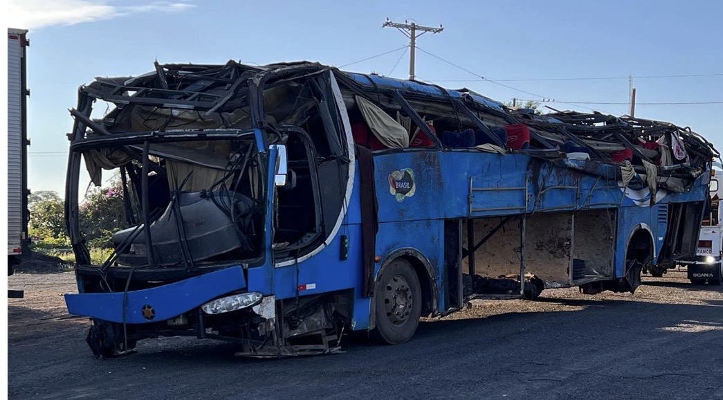 Seis pessoas morrem após ônibus que saiu do Maranhão tombar em SP; pneu estourou, diz PRF.