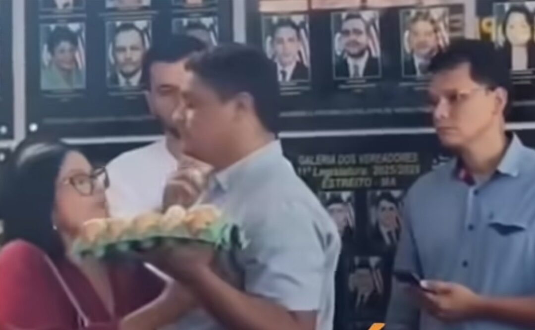 Sessão na Câmara Municipal de Estreito é encerrada após manifestantes entrarem com cartelas de ovos e tentarem arremessá-los contra vereadores